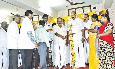 தஞ்சையில் நடந்த இலவச ஆயுர்வேத மருத்துவ முகாமை எம்.எல்.ஏ. துரை.சந்திரசேகரன் குத்து விளக்கு ஏற்றினார்.