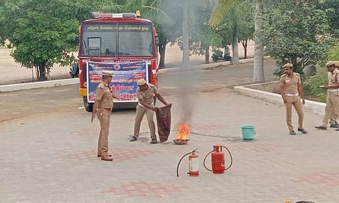 விபத்தில்லா தீபாவளி கொண்டாட பள்ளி மாணவர்களுக்கு விழிப்புணர்வு நடைபெற்ற காட்சி.&nbsp;&nbsp;