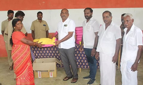 தூய்மை பணியாளர்களுக்கு புத்தாடை - இனிப்பு வழங்கிய காட்சி.&nbsp;