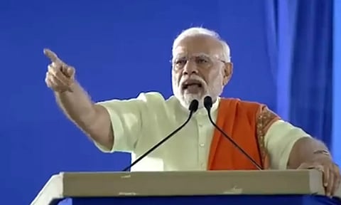 டவர்மீது ஏறிய இளம்பெண், பதறிய பிரதமர் மோடி: தெலுங்கானாவில் பரபரப்பு
