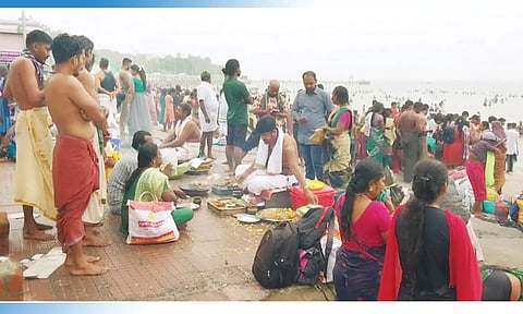 அக்னி தீர்த்த கரையில் தர்ப்பணம் கொடுத்த பக்தர்கள்.
