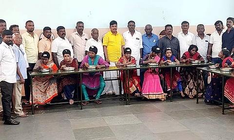 சங்கரன்கோவிலில் குழந்தைகள் இல்லத்தில் புத்தாடைகள் வழங்கிய அ.தி.மு.க. நிர்வாகி