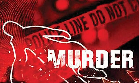 தனியார் கல்லூரி வளாகத்தில் தொழிலாளி வெட்டிக்கொலை- 3 பேர் கும்பலுக்கு வலைவீச்சு