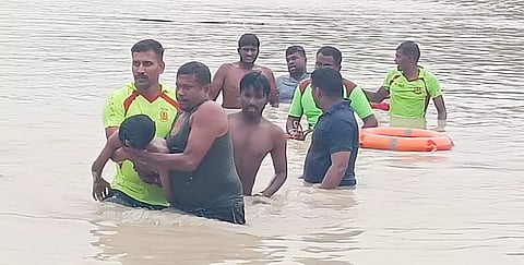 நீரில் மூழ்கி பலியான மாணவனின் உடலை தீயணைப்பு துறையினர் மீட்டப்போது எடுத்த படம்.