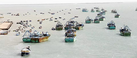 மன்னார் வளைகுடா கடலில் வீசும் சூறைக்காற்று காரணமாக பாம்பன் குந்துகால் துறை முகத்தில் மீன்பிடிக்க செல்லாமல் விசைப்படகுகள் நிறுத்தப்பட்டுள்ளது.