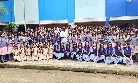 நெல்லை டவுன் பெண்கள் பள்ளியில் இயற்கையை பாதுகாக்க வலியுறுத்தி விதைப்பந்து பேனா விநியோகம்