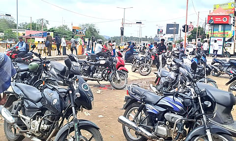 மலுமிச்சம்பட்டி சிக்னல் சந்திப்பு பகுதியில் ரோட்டை அடைத்து நிற்கும் இருசக்கர வாகனங்களால் அவதி