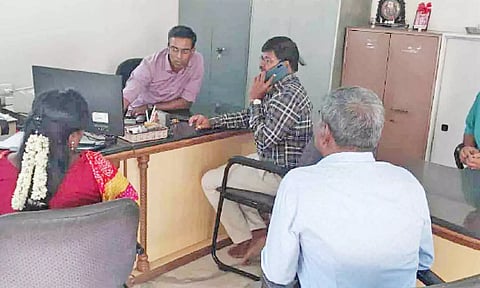 தாசில்தார் மகேஸ்வரன் தலைமையிலான  அதிகாரிகள் தியேட்டரில் ஆய்வு செய்த காட்சி.

