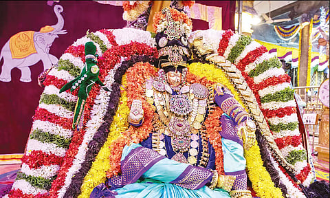 பிரம்மோற்சவம் 5-வது நாள்: பல்லக்கு, யானை வாகனங்களில் பத்மாவதி தாயார் வீதிஉலா