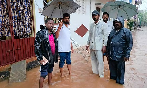 பிச்சவீரன்பேட்டை, குமரன் நகர் பகுதியை வக்கீல் சசிபாலன்&nbsp; பார்வையிட்ட காட்.சி.