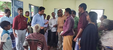 அரும்பட்டு கிராமத்தில் பயனாளிகளிடம்  கூடுதல் கலெக்டர் ஸ்ருதன் ஜெய் நாராயணன் குறைகளை கேட்டறிந்த காட்சி.