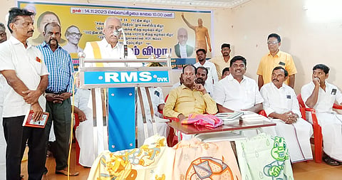 முன்னாள் சுப்ரீம் கோர்ட்டு நீதிபதி ராமசுப்பிரமணியன் பேசியபோது எடுத்த படம். அருகில்  செந்தில்நாதன் எம்.எல்.ஏ., நகர்மன்ற தலைவர் சுந்தரலிங்கம் மற்றும் பலர் உள்ளனர்.