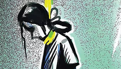 தீபாவளிக்கு துணி வாங்கி கொடுக்காததால் இளம்பெண் தற்கொலை