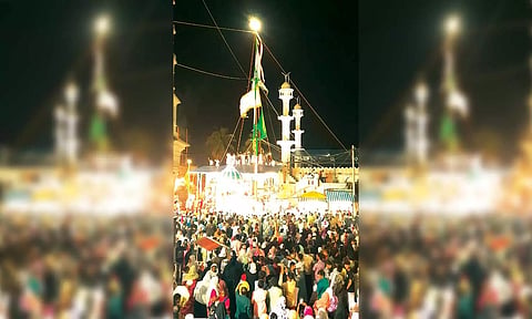 முத்துப்பேட்டை ஜாம்புவானோடைகந்தூரி விழாவையொட்டி கொடிஏற்றப்பட்டது. 
