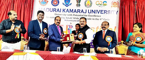 முகாமில் காமராசர் பல்கலைக்கழக துணைவேந்தர்  குமாருக்கு அன்னை பாத்திமா கல்லூரி தாளாளர் எம்.எஸ். ஷா  நினைவு பரிசு வழங்கினார்.