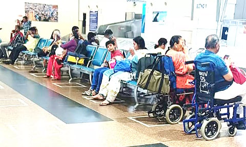 பெங்களூரு விமானத்தில் செல்ல இருந்த பயணிகள் திருச்சி விமான நிலையத்தில் காத்திருப்பதை காணலாம்.
