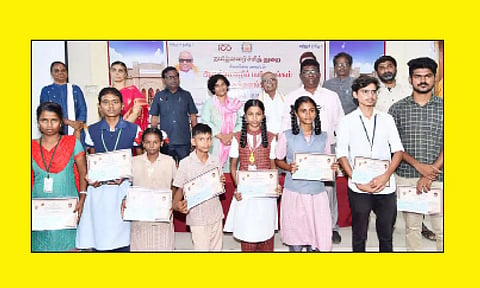 போட்டியில் வெற்றி பெற்ற மாணவ-மாணவிகளுக்கு கலெக்டர் ஆஷா அஜித் பரிசு வழங்கினார்.