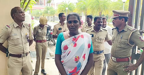 கடலூர் கலெக்டர் அலுவலகம் முன்பு தீக்குளிக்க முயன்ற திருநங்கையிடம் போலீசார் விசாரணை நடத்தியபோது எடுத்தபடம்.