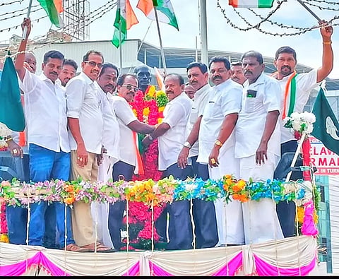 குரூஸ் பர்னாந்து     சிலைக்கு    மாநகர் மாவட்ட தலைவர் சி. எஸ். முரளிதரன் மாலை அணிவித்து மரியாதை செலுத்தினார்.