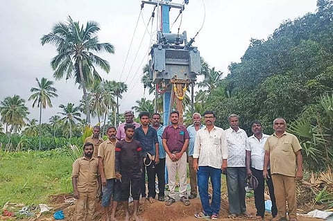 புதிய மின்மாற்றி தொடக்க விழா நடைபெற்ற காட்சி.