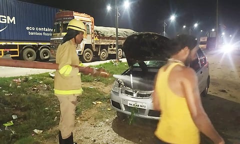 சாலையில் சென்ற போது திடீரென தீப்பற்றி எரிந்த கார்