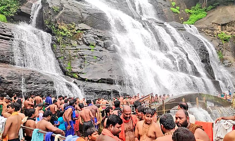 குற்றாலத்தில் புனித நீராடி மாலை அணிந்த ஐயப்ப பக்தர்கள்