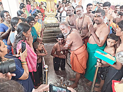 கார்த்திகை மாதம் பிறந்ததும் சபரிமலை யாத்திரை செல்லும் அய்யப்ப பக்தர்கள் துளசிமாலை அணிந்து விரதம் தொடங்குவது வழக்கம். அதன்படி கார்த்திகை முதல் நாளான இன்று ராமநாதபுரம் ரெகுநாதபுரம் வல்லபை அய்யப்பன் கோவிலில் தலைமை குருக்கள் பக்தர்களுக்கு மாலை  அணிவித்த காட்சி.