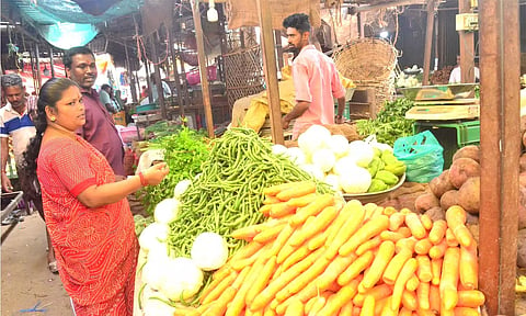 கோவை மார்க்கெட்டுகளில் காய்கறிகள் விலை கிடுகிடு உயர்வு