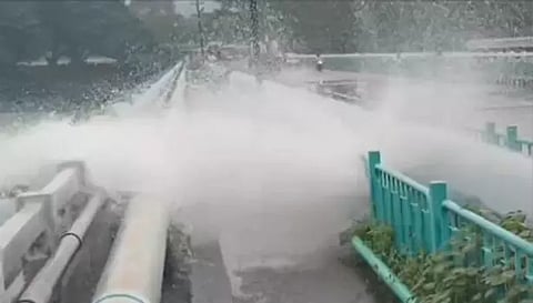 மேட்டூரில் காடையாம்பட்டி கூட்டு குடிநீர் திட்ட குழாயில் உடைப்பு ஏற்பட்டு  பல ஆயிரம் லிட்டர்  குடிநீர்  வீணாக வெளியேறிய காட்சி.
