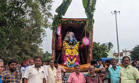சூரசம்ஹாரத்தை முன்னிட்டு பெரியநாயகி அம்மன் கோவிலில் இருந்து தாரகசூரன் புறப்பட்டு சென்றார்.