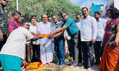 சாலை மேம்பாட்டு பணியை கென்னடி எம்.எல்.ஏ. தொடங்கி வைத்த காட்சி.