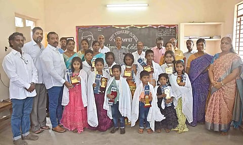 &nbsp;வெற்றி பெற்ற மாணவ- மாணவிகளுக்கு பரிசுகளை வழங்கிய காட்சி.