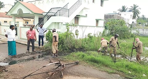 தேங்கி நிற்க்கும் மழைநீரை அகற்றும் பணி - நகராட்சி தலைவர் நேரில் ஆய்வு