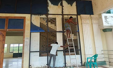 சுவற்றில வர்ணம் பூசும் பணியில் ஊழியர்கள்.
