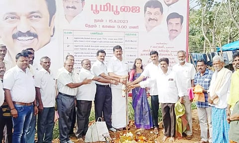 &nbsp; கலுகொண்டபள்ளி ஊராட்சியில்  வளர்ச்சி திட்ட பணிகளை பிரகாஷ் எம்.எல்.ஏ பூமி பூைஜ செய்து தொடங்கி வைத்த காட்சி.