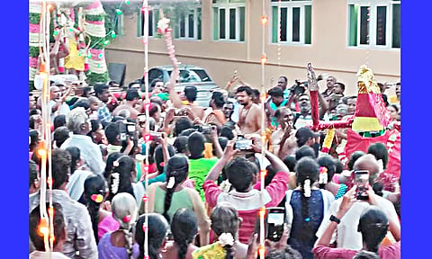 துலுக்கன்குறிச்சியில் உள்ள வாழைமர பாலசுப்பிரமணிய சுவாமி கோவிலில் கந்தசஷ்டி விழாவையொட்டி, சூரசம்ஹாரம் நிகழ்ச்சி நடைபெற்றபோது எடுத்தபடம்.