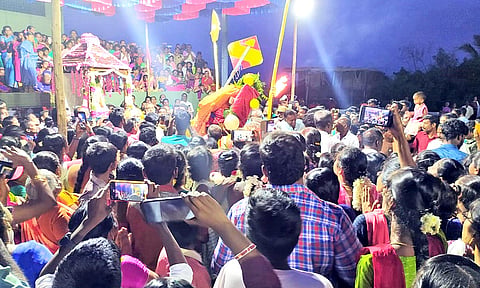 பாவூர்சத்திரம் வென்னிமலை முருகன் கோவிலில் சூரசம்ஹாரம்- ஆயிரக்கணக்கான பக்தர்கள் பங்கேற்பு
