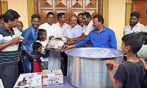 &nbsp;தி.மு.க. எம்.எல்.ஏ. அனிபால் கென்னடி கலந்துக் கொண்டு போட்டிகளில் வெற்றி பெற்ற மாணவர்களுக்கு பரிசுகள் வழங்கிய காட்சி.