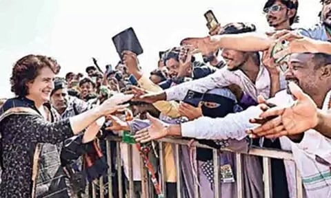 தெலுங்கானாவில் பிரியங்கா காந்தி வாக்கு சேகரித்த காட்சி.