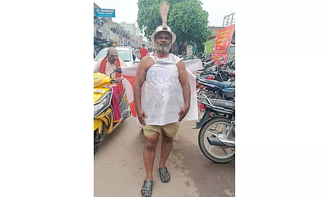 ஆம் ஆத்மி கட்சியினர்&nbsp; நூதன போராட்டத்தை நடத்திய காட்சி.