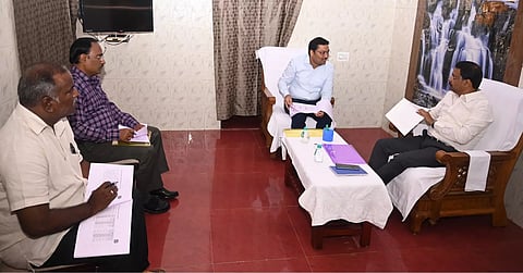தமிழக தலைமை தேர்தல் அதிகாரி சத்யபிரதா சாகு கள்ளக்குறிச்சி கலெக்டர்  ஷ்ரவன் குமாருடன் ஆய்வு மேற் கொண்ட காட்சி.&nbsp;