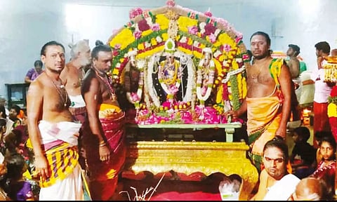 சிவன்மலையில் முருகப்பெருமான் வள்ளி தெய்வானையுடன் காட்சி அளித்தபோது எடுத்தபடம்.&nbsp;