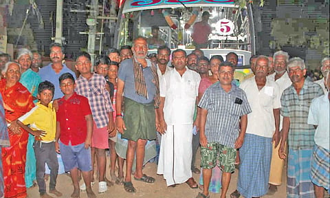 தனியார் பஸ்சை சிறை பிடித்து பொதுமக்கள் போராட்டம் நடத்திய காட்சி.&nbsp;