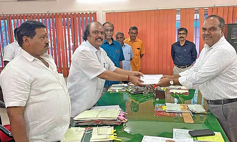 பொதுப்பணி துறை தலைமை பொறியாளர்  வீரசெல்வத்தை  கென்னடி எம்.எல்.ஏ. சந்தித்து தொகுதி பணிகள் குறித்து  மனு அளித்த காட்சி.