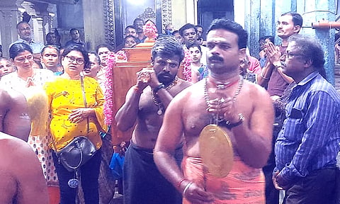 கார்த்திகை மாத முதல் சோமவாரத்தை முன்னிட்டு குகநாதீஸ்வரருக்கு 13 வகை வாசனை