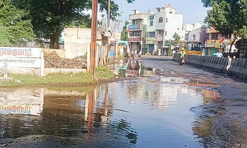 சாலையில் பெருக்கெடுத்து ஓடிய குடிநீர்.