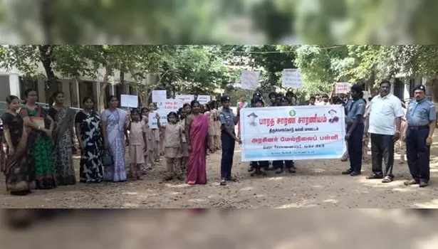 ஜேடர்பாளையம் அரசு மேல்நிலைப்பள்ளி சார்பில் டெங்கு விழிப்புணர்வுப் பேரணி நடைபெற்ற போது எடுத்த படம்.