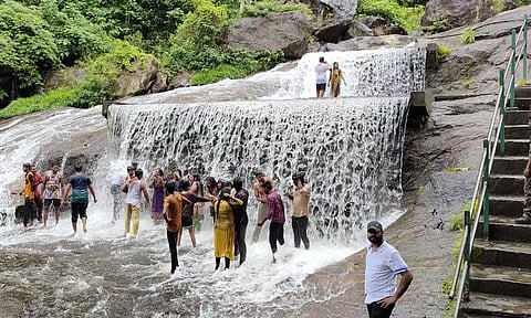 வெள்ளப்பெருக்கு குறைந்ததால் கோவை குற்றாலத்தில் குளிக்க இன்று முதல் அனுமதி