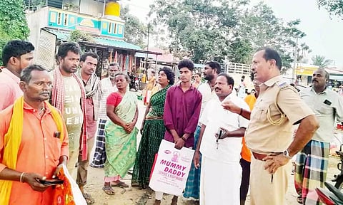 வியாபாரிகளிடம் போலீசார் பேச்சுவார்த்தை நடத்திய காட்சி.