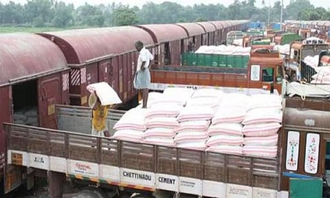 தூத்துக்குடியில் இருந்து தஞ்சைக்கு 1300 டன் உரம் வருகை